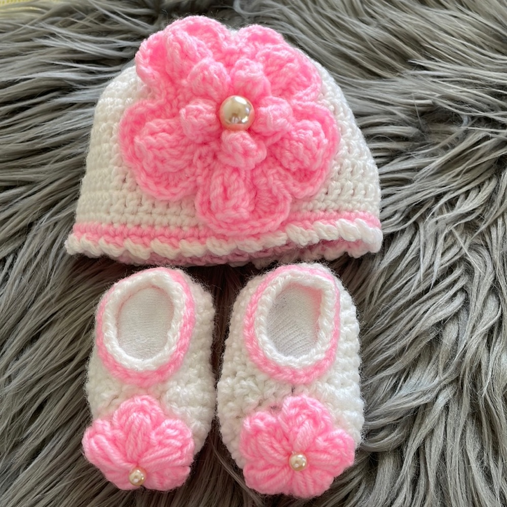 New ! Crochet sets hat and shoes . 1-3 months